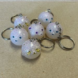 Matte and mirror pack of 6 white colored with glitter cartoon animal keychains